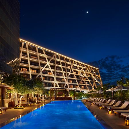 The Abu Dhabi Edition Екстер'єр фото The hotel's pool