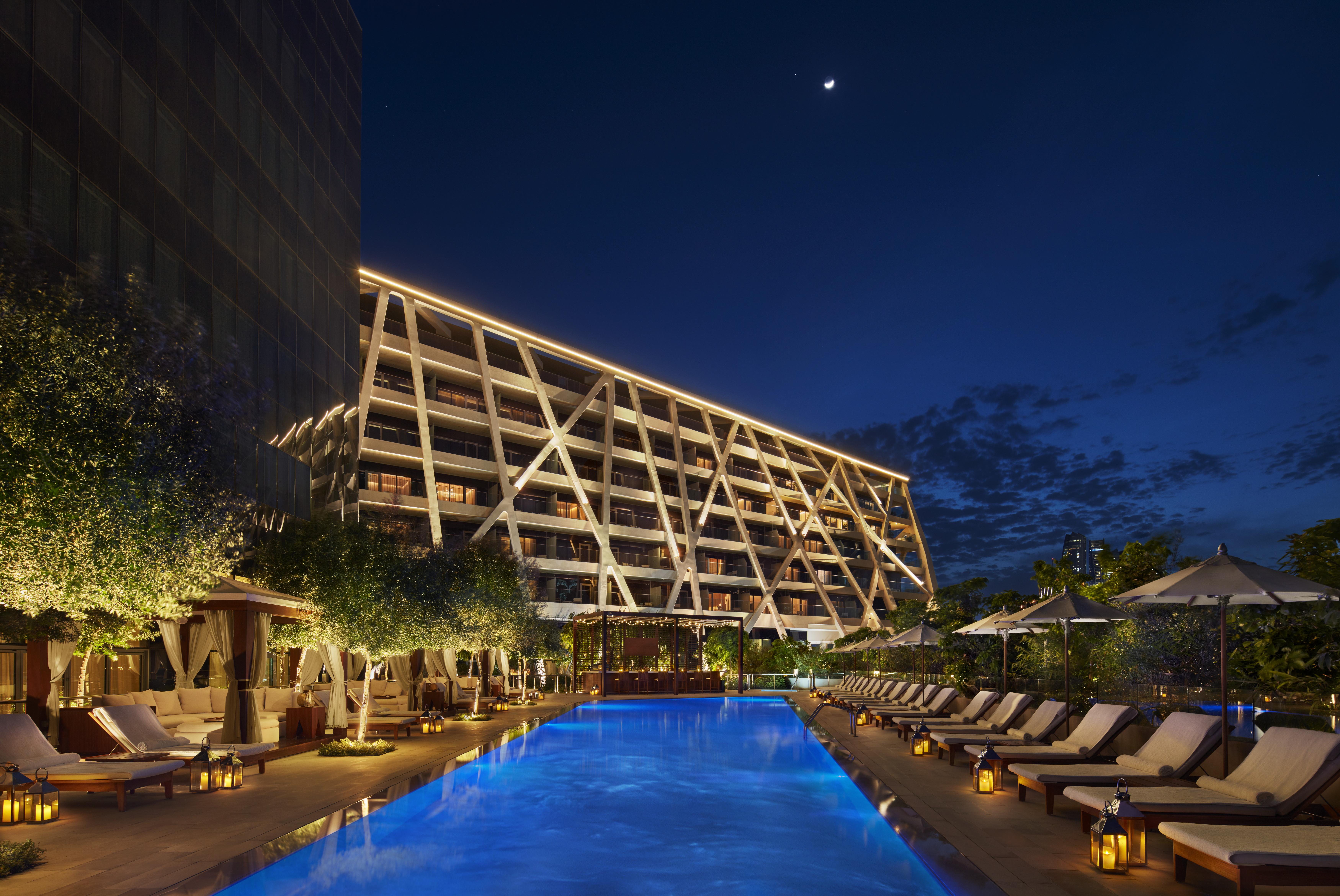 The Abu Dhabi Edition Екстер'єр фото The hotel's pool