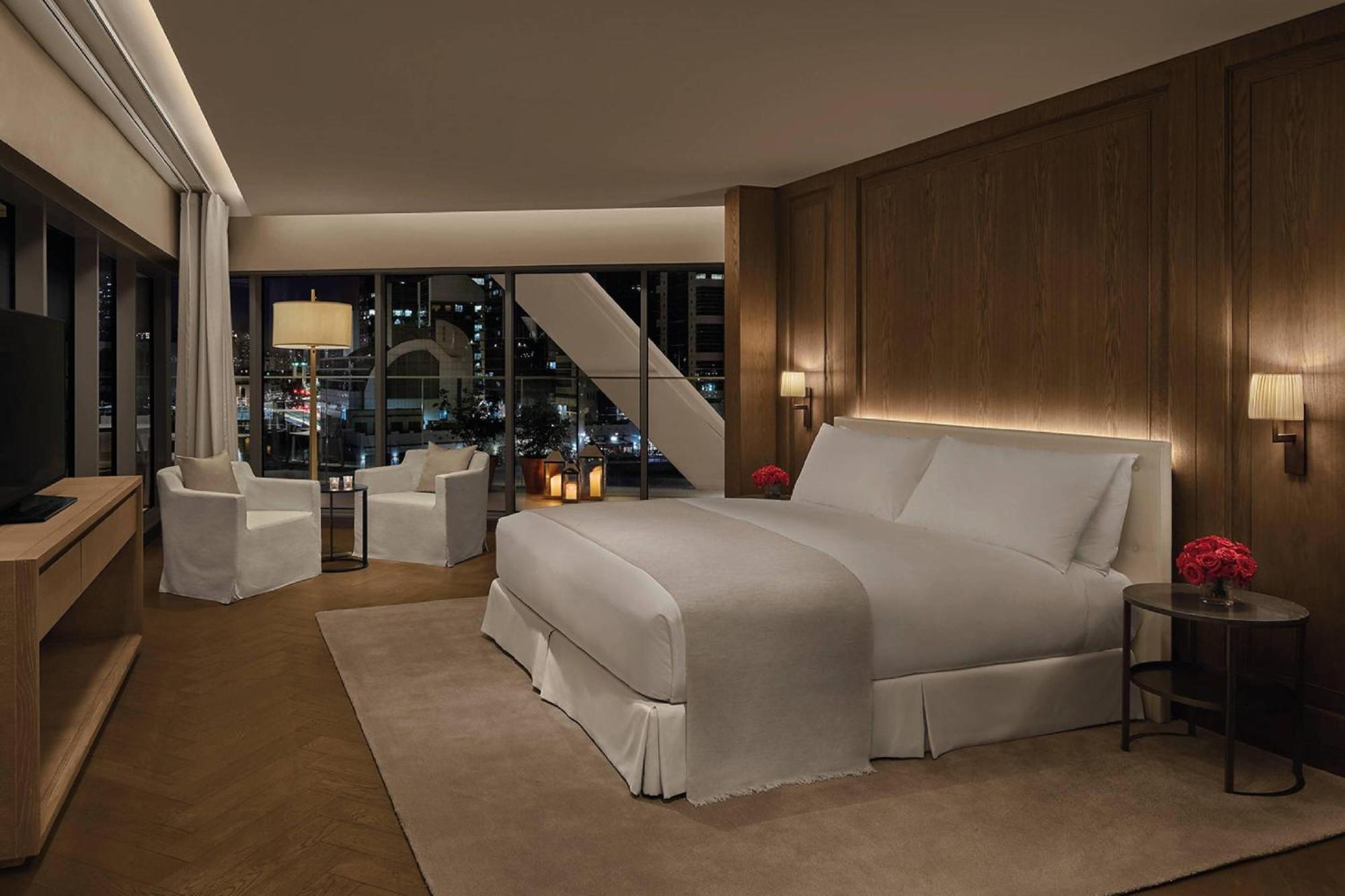 The Abu Dhabi Edition Екстер'єр фото A bedroom at the Mandarin Oriental, Hong Kong