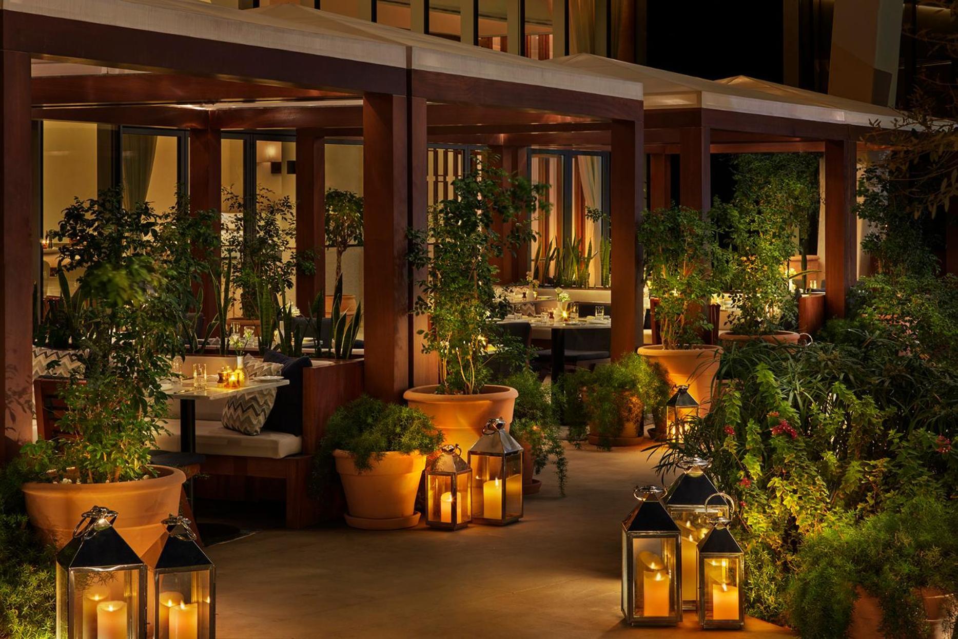 The Abu Dhabi Edition Екстер'єр фото The patio at the Mirage