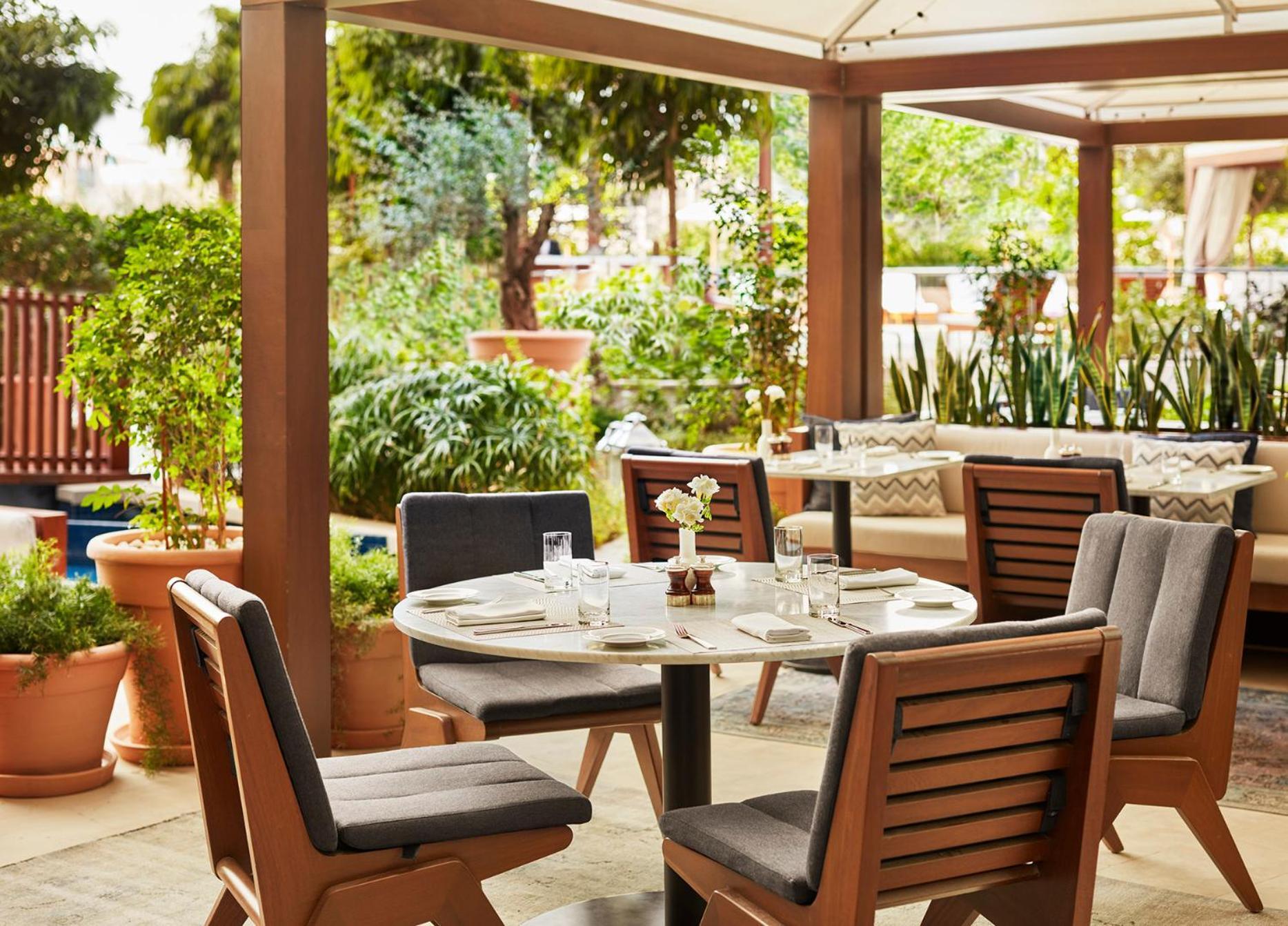 The Abu Dhabi Edition Екстер'єр фото The Terrace at the Four Seasons Hotel