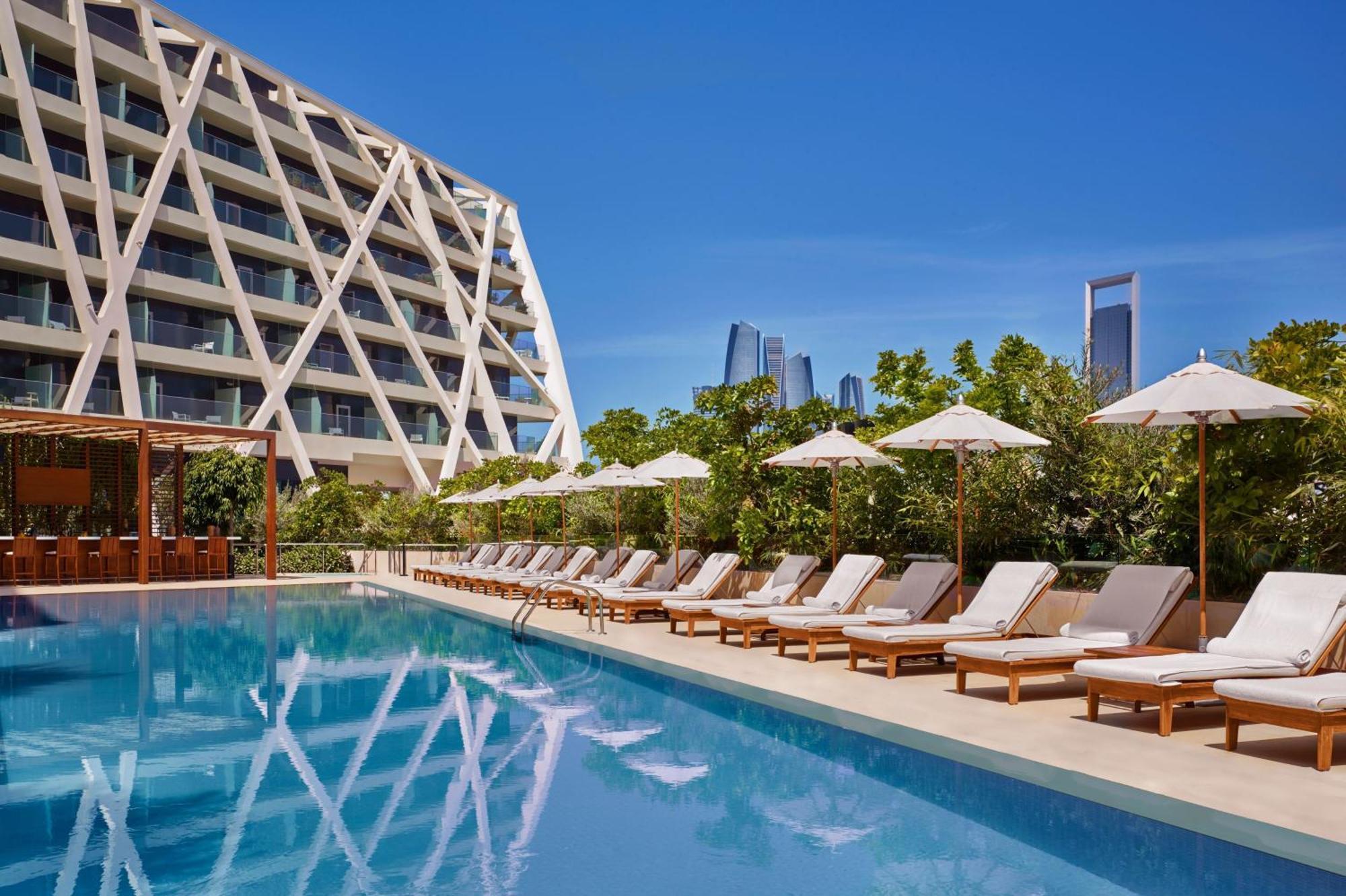 The Abu Dhabi Edition Екстер'єр фото The hotel's pool